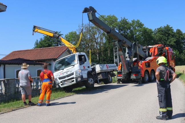 Kran umgest�rzt: Bergung eines LKWs samt Ladekran in Krenglbach aus gr��erer Schieflage