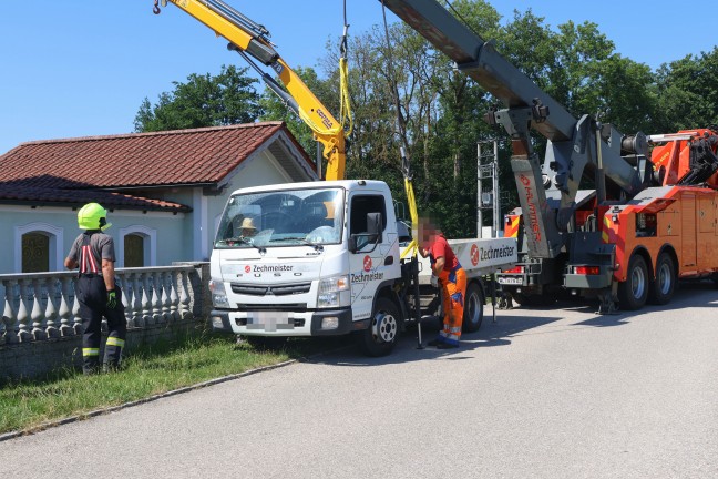 Kran umgest�rzt: Bergung eines LKWs samt Ladekran in Krenglbach aus gr��erer Schieflage