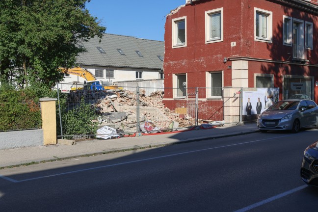 Umst�rzender Bauzaun besch�digte geparktes Auto in Wels-Innenstadt