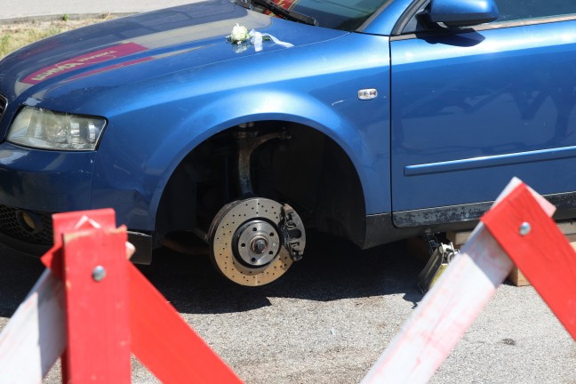 T�dlicher Unfall: 20-J�hriger bei Autoreparatur in Ebensee am Traunsee von PKW erdr�ckt