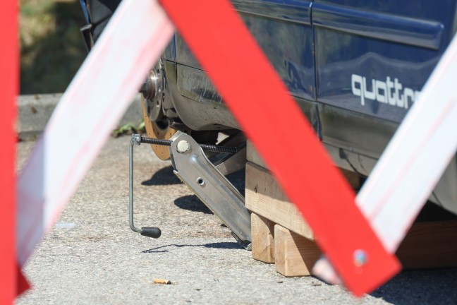 T�dlicher Unfall: 20-J�hriger bei Autoreparatur in Ebensee am Traunsee von PKW erdr�ckt