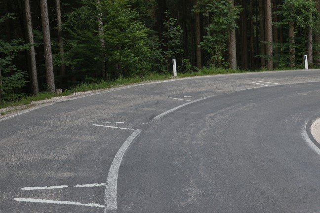T�dlicher Motorradunfall: Motorradlenker (29) starb bei Sturz auf Gro�almstra�e in Altm�nster