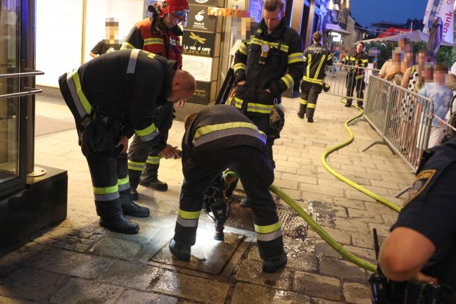 Brand im Schacht: Feuerwehr fuhr bei Siegerehrung einer Sportveranstaltung in Wels-Innenstadt vor