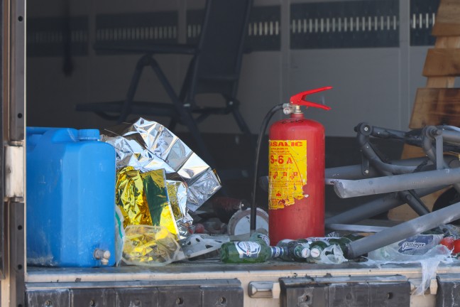 Sieben Verletzte bei Explosion einer Gasflasche in einem LKW-Sattelanh�nger in H�rsching