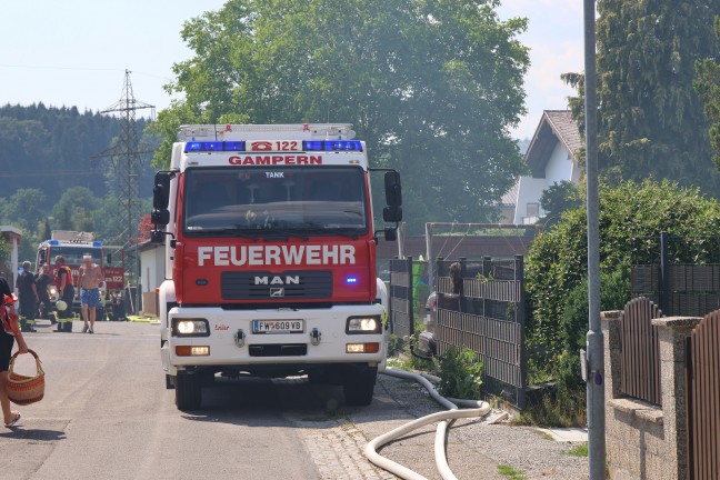 Alarmstufe 2: Sechs Feuerwehren bei Dachstuhlbrand an einem Wohnhaus in Timelkam im Einsatz