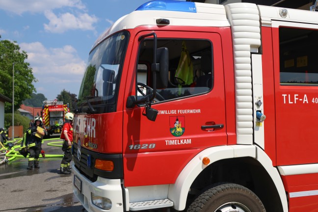 Alarmstufe 2: Sechs Feuerwehren bei Dachstuhlbrand an einem Wohnhaus in Timelkam im Einsatz
