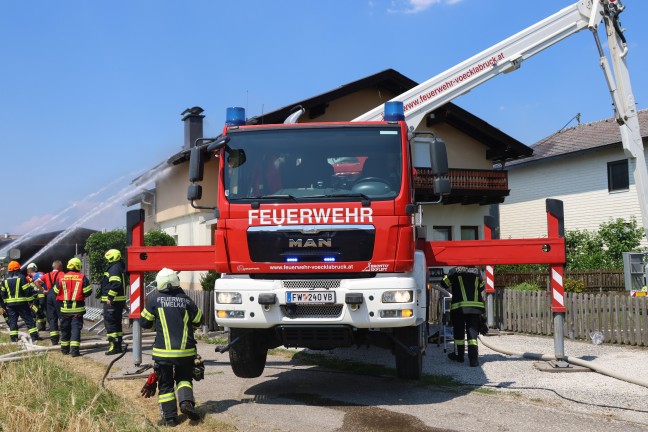 Alarmstufe 2: Sechs Feuerwehren bei Dachstuhlbrand an einem Wohnhaus in Timelkam im Einsatz
