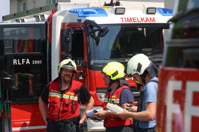 Alarmstufe 2: Sechs Feuerwehren bei Dachstuhlbrand an einem Wohnhaus in Timelkam im Einsatz