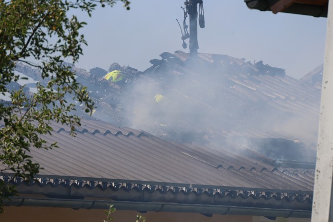 Alarmstufe 2: Sechs Feuerwehren bei Dachstuhlbrand an einem Wohnhaus in Timelkam im Einsatz