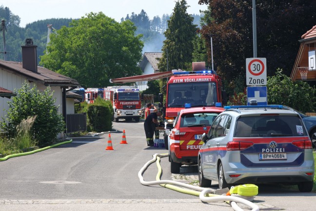 Alarmstufe 2: Sechs Feuerwehren bei Dachstuhlbrand an einem Wohnhaus in Timelkam im Einsatz