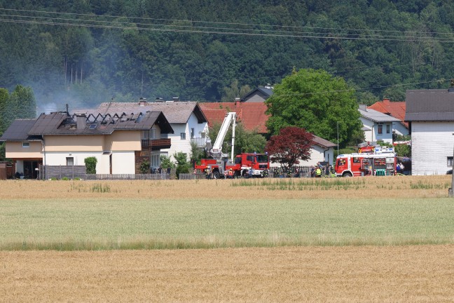 Alarmstufe 2: Sechs Feuerwehren bei Dachstuhlbrand an einem Wohnhaus in Timelkam im Einsatz