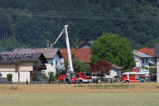 Alarmstufe 2: Sechs Feuerwehren bei Dachstuhlbrand an einem Wohnhaus in Timelkam im Einsatz