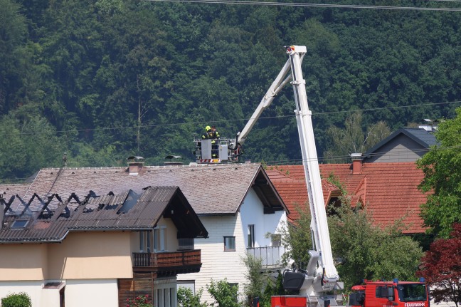 Alarmstufe 2: Sechs Feuerwehren bei Dachstuhlbrand an einem Wohnhaus in Timelkam im Einsatz