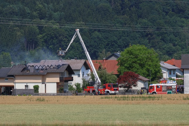 Alarmstufe 2: Sechs Feuerwehren bei Dachstuhlbrand an einem Wohnhaus in Timelkam im Einsatz