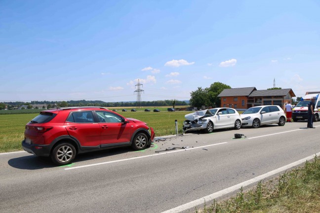 Verkehrsunfall mit drei beteiligten Autos auf Braunauer Stra�e bei Burgkirchen