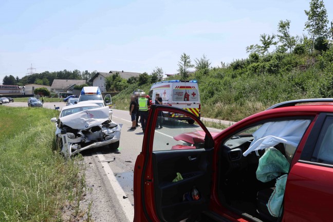 Verkehrsunfall mit drei beteiligten Autos auf Braunauer Stra�e bei Burgkirchen
