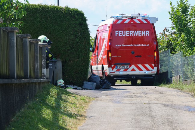 Carport in Gefahr: Sechs Feuerwehren zu Fahrzeugbrand nach Laakirchen alarmiert