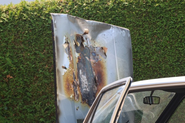 Carport in Gefahr: Sechs Feuerwehren zu Fahrzeugbrand nach Laakirchen alarmiert