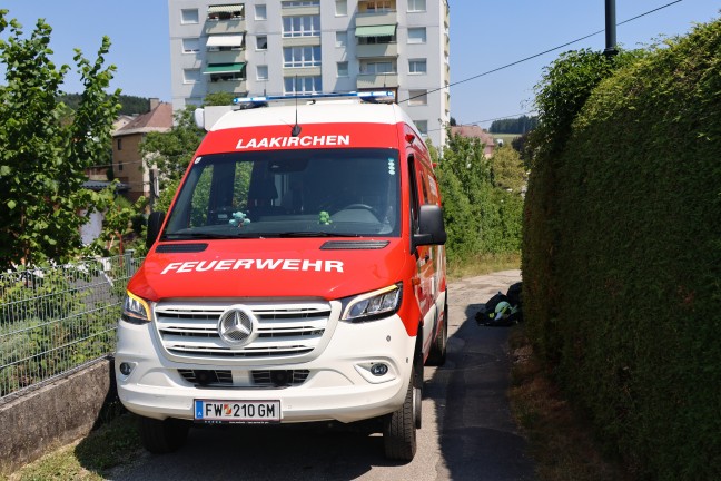 Carport in Gefahr: Sechs Feuerwehren zu Fahrzeugbrand nach Laakirchen alarmiert