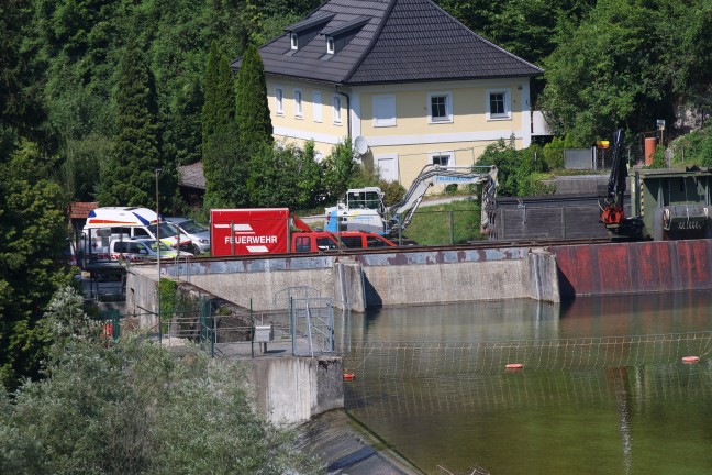 Personenrettung am Traunfall: Einsatzkr�fte retten zwei Personen mit Schlauchboot aus der Traun