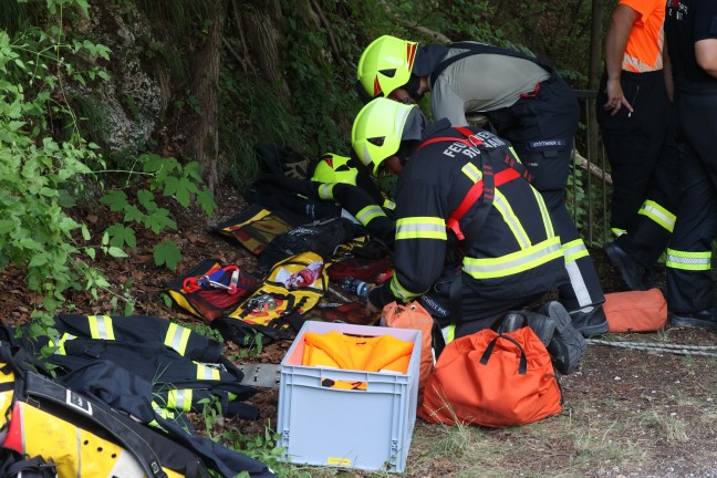Personenrettung am Traunfall: Einsatzkr�fte retten zwei Personen mit Schlauchboot aus der Traun