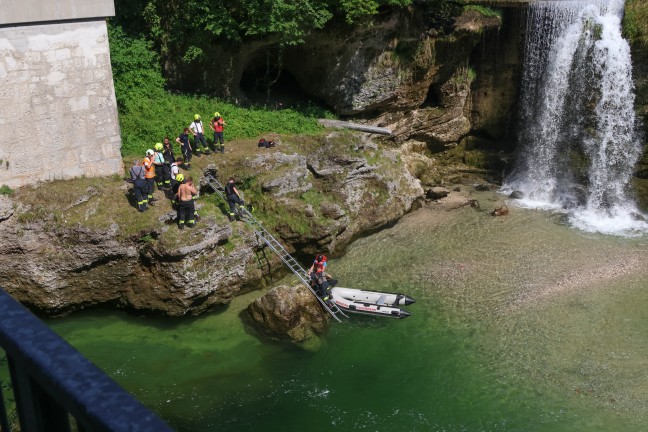 Personenrettung am Traunfall: Einsatzkr�fte retten zwei Personen mit Schlauchboot aus der Traun