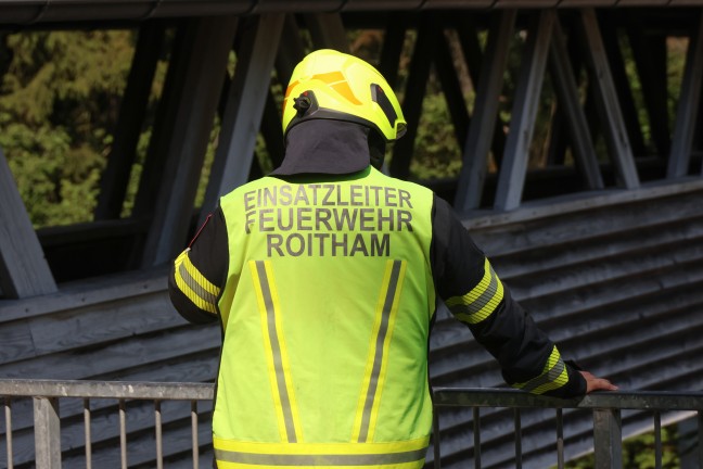 Personenrettung am Traunfall: Einsatzkr�fte retten zwei Personen mit Schlauchboot aus der Traun