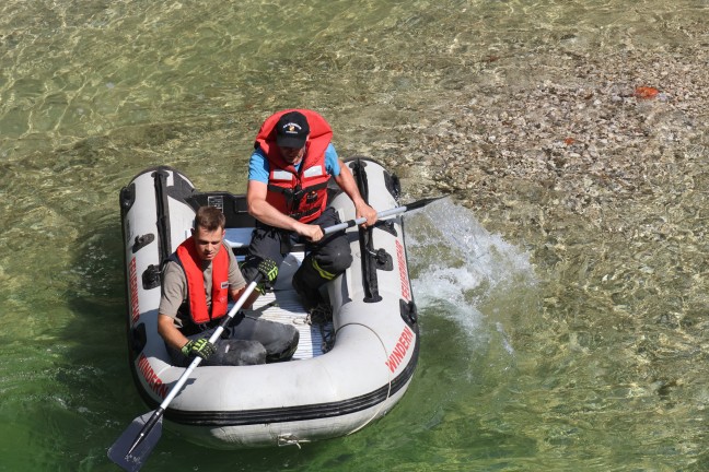 Personenrettung am Traunfall: Einsatzkr�fte retten zwei Personen mit Schlauchboot aus der Traun