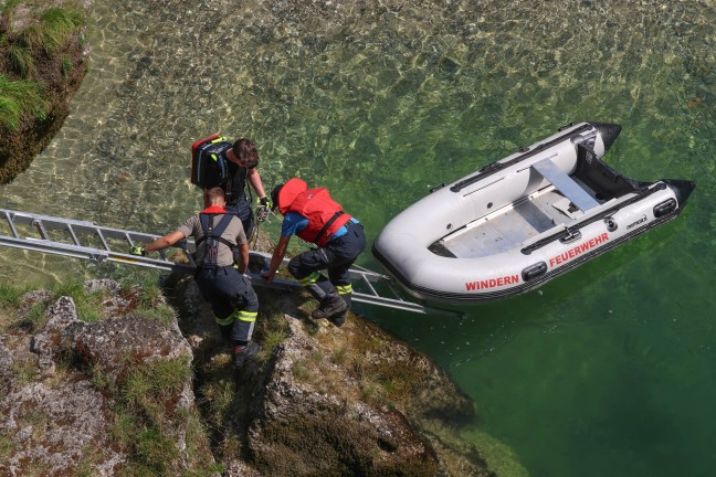 Personenrettung am Traunfall: Einsatzkr�fte retten zwei Personen mit Schlauchboot aus der Traun