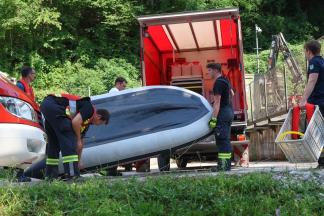 Personenrettung am Traunfall: Einsatzkr�fte retten zwei Personen mit Schlauchboot aus der Traun