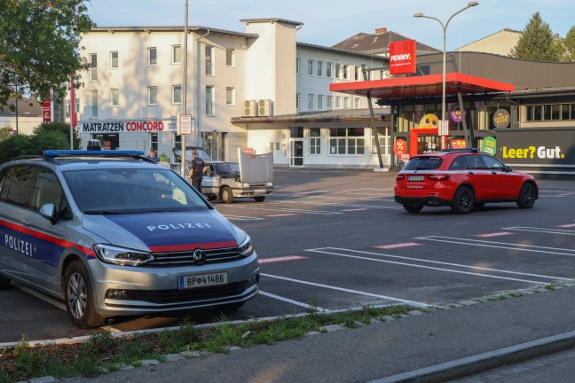 Brand bei einem PKW in Wels-Innenstadt bei Eintreffen der Feuerwehr bereits gel�scht