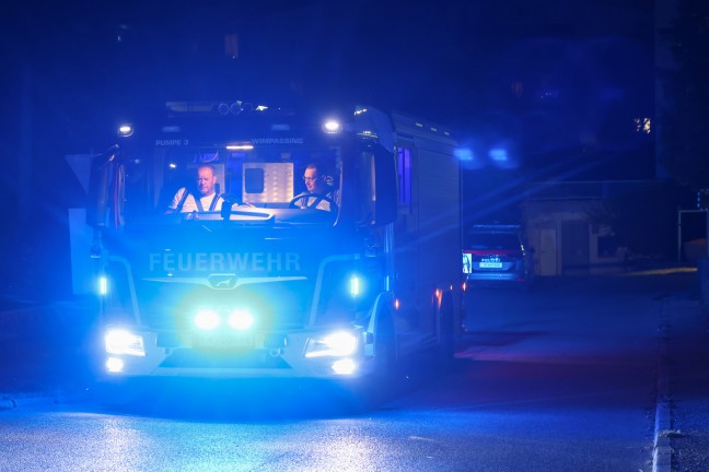 Brandverdacht: Feuerwehr in einer Wohnanlage in Wels-Lichtenegg im Einsatz