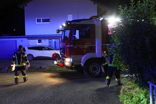 Brandverdacht: Feuerwehr in einer Wohnanlage in Wels-Lichtenegg im Einsatz