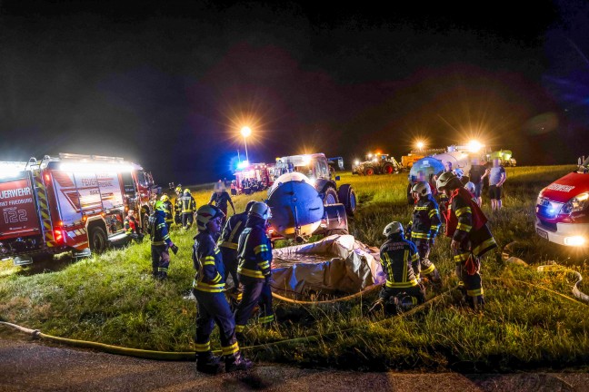 20 Feuerwehren bei Gro�brand auf Bauernhof in Lochen am See im Einsatz