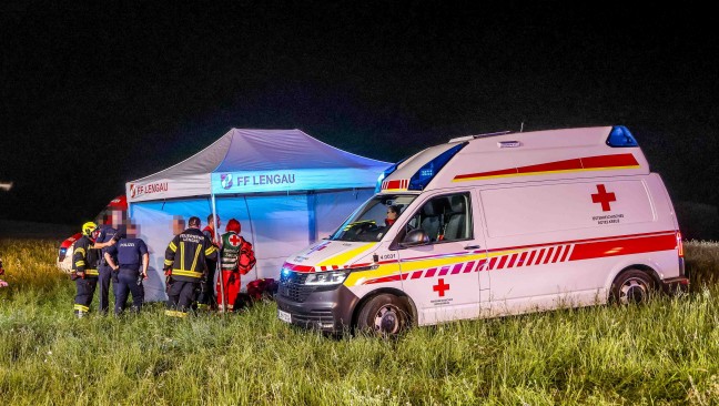 20 Feuerwehren bei Gro�brand auf Bauernhof in Lochen am See im Einsatz