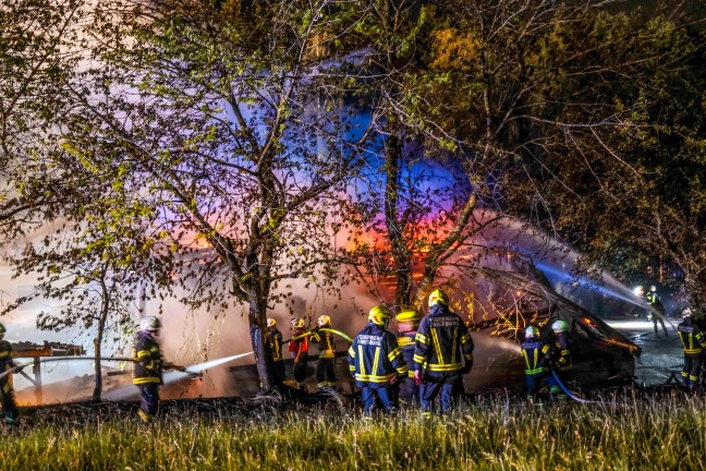 20 Feuerwehren bei Gro�brand auf Bauernhof in Lochen am See im Einsatz