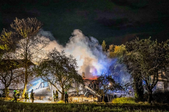 20 Feuerwehren bei Gro�brand auf Bauernhof in Lochen am See im Einsatz
