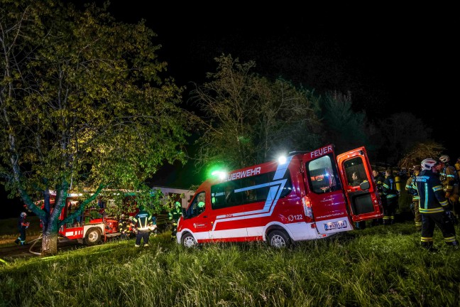 20 Feuerwehren bei Gro�brand auf Bauernhof in Lochen am See im Einsatz