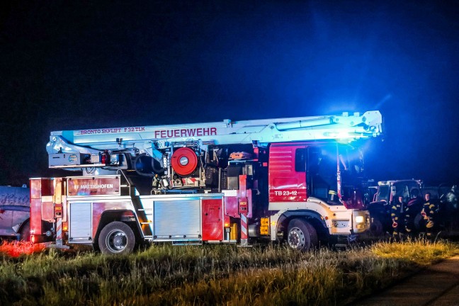 20 Feuerwehren bei Gro�brand auf Bauernhof in Lochen am See im Einsatz