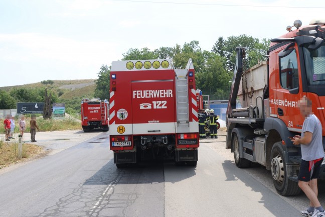 Feuerwehr und Polizei bei Flurbrand in Wels-Schafwiesen im Einsatz