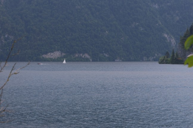 Segelboot gekentert: Personenrettung durch Feuerwehr und Wasserrettung am Traunsee in Traunkirchen