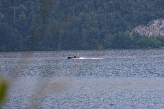 Segelboot gekentert: Personenrettung durch Feuerwehr und Wasserrettung am Traunsee in Traunkirchen