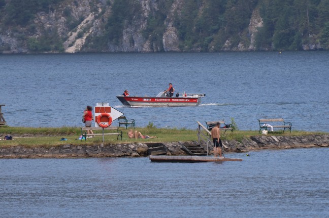 Segelboot gekentert: Personenrettung durch Feuerwehr und Wasserrettung am Traunsee in Traunkirchen