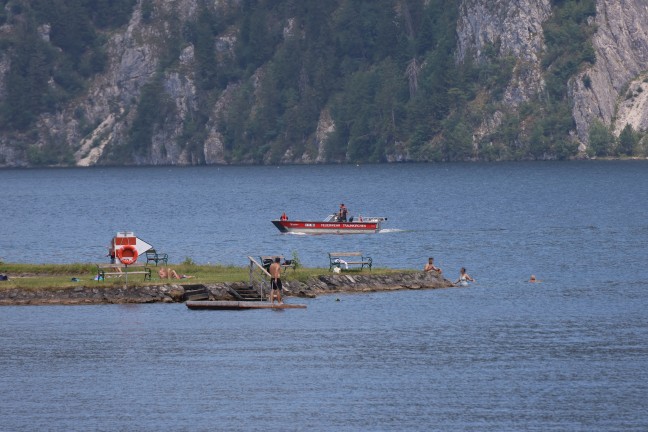 Segelboot gekentert: Personenrettung durch Feuerwehr und Wasserrettung am Traunsee in Traunkirchen