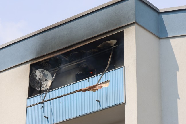 Balkonbrand: Gr��erer Einsatz bei Brand in einer Wohnanlage in Wels-Pernau mit vier Verletzten
