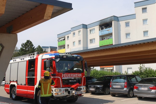 Balkonbrand: Gr��erer Einsatz bei Brand in einer Wohnanlage in Wels-Pernau mit vier Verletzten