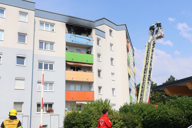 Balkonbrand: Gr��erer Einsatz bei Brand in einer Wohnanlage in Wels-Pernau mit vier Verletzten