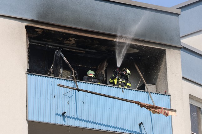 Balkonbrand: Gr��erer Einsatz bei Brand in einer Wohnanlage in Wels-Pernau mit vier Verletzten