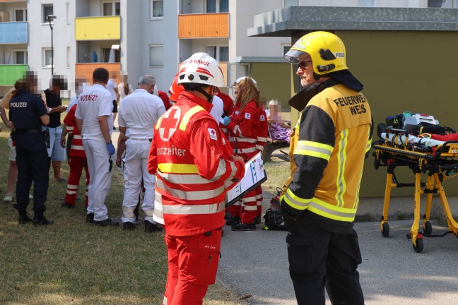 Balkonbrand: Gr��erer Einsatz bei Brand in einer Wohnanlage in Wels-Pernau mit vier Verletzten