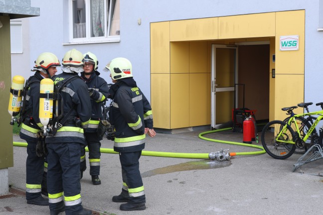 Balkonbrand: Gr��erer Einsatz bei Brand in einer Wohnanlage in Wels-Pernau mit vier Verletzten